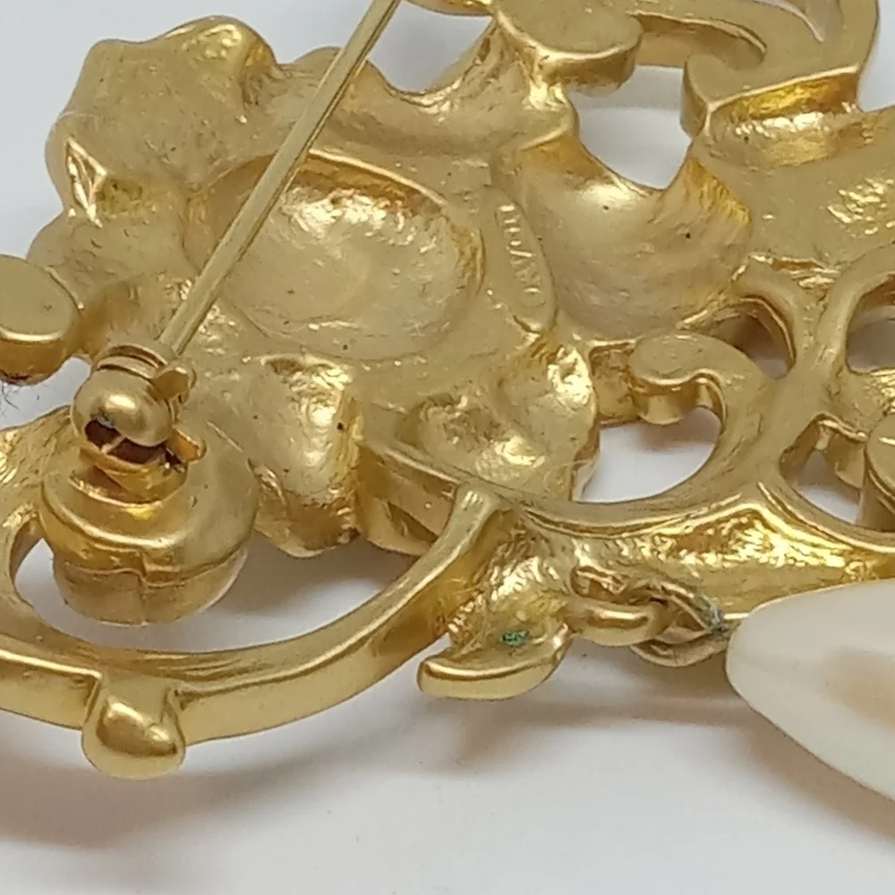 * vintage Avon large faux pearls gold tone rose flower pin brooch